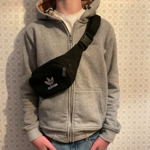 Adidas Magväska - Hej säljer denna mycket praktiska magväskan i mycket bra skick och den är justerbar! Ny pris 300, mitt pris 109. Pris går att diskutera och hör bara av dig om du har någon fråga mvh Levi