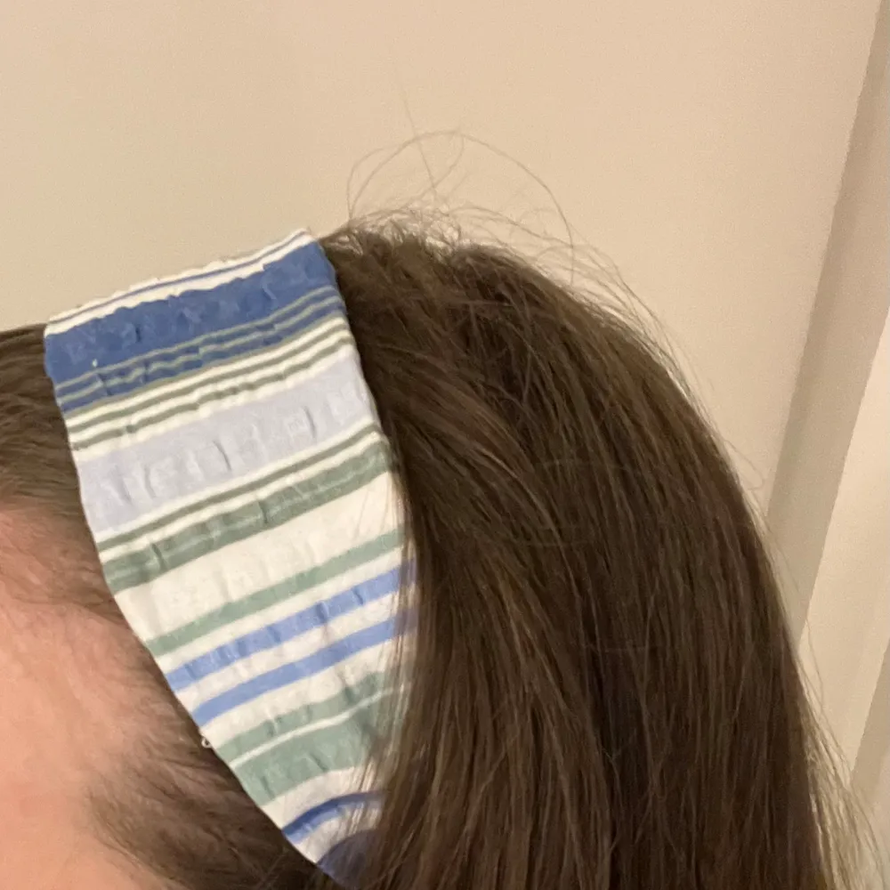 Superfint hårband, perfekt nu till våren och sommaren. Hårbandet är egensytt i återvunnet tyg. 🌸☀️🍓 Bredd cirka: 5,5cm. Accessoarer.