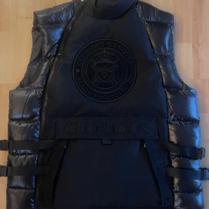 Glorious Gangsta. - En ny Glorious Gangsta väst. 10/10. Storlek L. Superfin och skön.