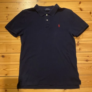 Ralph Lauren Piké  - En mycket snygg och trendig Ralph Lauren piké. Storlek M men passar även bra till S.