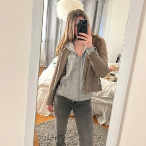 Grå zipper hoodie - Grå zipper hoodie i storlek s. Sparsamt använd. 