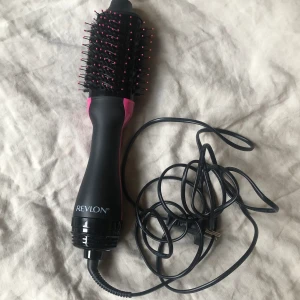 Revlon varmluftsborste - Revlons varmluftsborste som gör perfekta blowouts. Bara är använd ett få antal gånger då jag försöker sluta med värme på håret. Köpt för 500kr. 