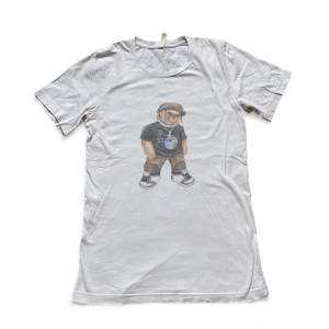 En vit fashion bear t-shirt men ” travis scott” björnen på, ny pris 299kr.