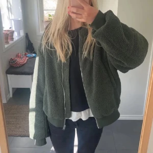 Teddy jacka - Bomberjacka från COS💓går ej att köpa längre💓(lånad bild)
