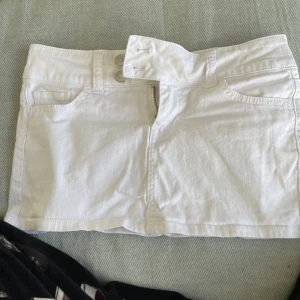 Lågmidjad minikjol - Jätte fint skick. Inga fläckar eller hål. Den är stretchig. Jätte fin och trendig köpt förra sommaren, endast använd några få gånger. 