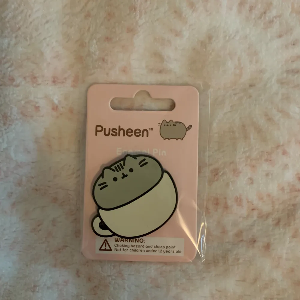 Säljer min Pusheen pin som köpts på kawaii affären i Göteborg för 79kr. Aldrig använd 💗. Övrigt.