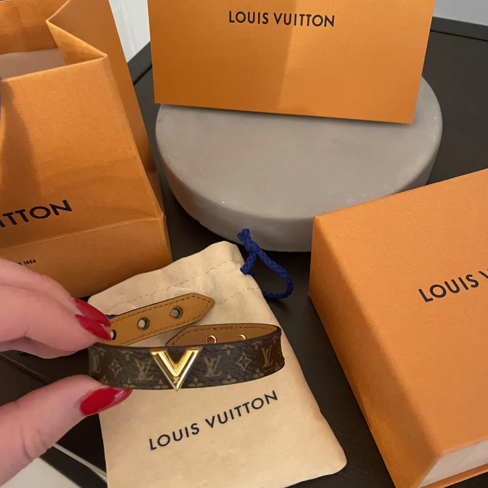 Säljer nu mitt älskade armband från Louis Vuitton pga att det tyvärr inte kommer till användning, knappt använt🤍 Kvitto och alla tillbehör medföljer☺️Nypris 3000. Accessoarer.