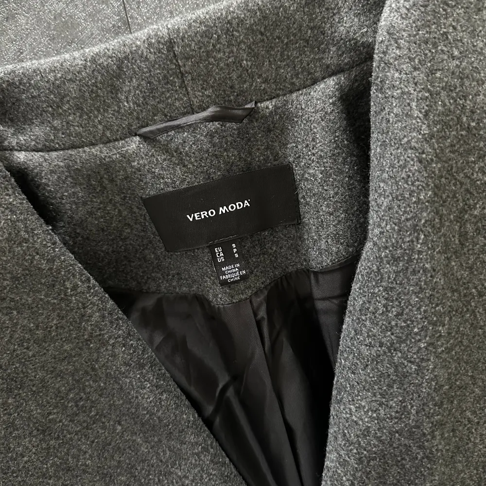 Säljer min mörkgrå fina vero moda kappa då den inte kommer till användning, använd fåtal gånger och väldigt fint skick, storlek S Kom gärna med prisförslag . Jackor.