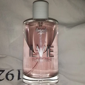 Parfym  - Säljer en parfym då den aldrig kommer till användning. Den är använd några gånger men den är nästan helt full som ni kan se på bilderna. Den är 100ml. Säljer den för 30 kr + frakt! 