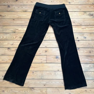 Byxor - Juicy couture liknande byxor med detlajer🖤står inte storlek men sitter som en S! 