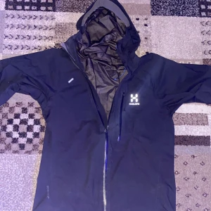 Haglöfs jacka - Knappt använd Haglöfs jacka som är använd ett fåtal gånger och som är storlek XS. Jackan är modell L.I.M  gortex och köpt för 2800kr men säljs för 320kr