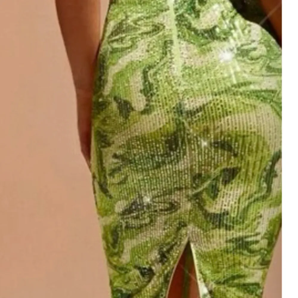 Grön mönstrad paljett klänning från Shein  Storlek M Aldrig använd endast testad. Klänningar.