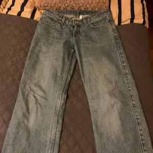 Raka jeans från Weekday. Väl använda men i bra skick. De är lite lösare i midjan. Säljer för att den inte kommer till användning!💘
