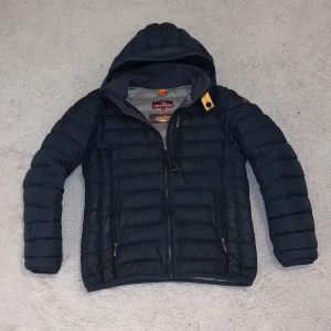 Parajumper jacka  - En Parajumper jacka, skick 8/10 Riktigt fräch och passar perfekt nu till våren,fungerar även bra på vintern. Skriv till mig om du har någon fråga eller minsta fundering 🤔🤗