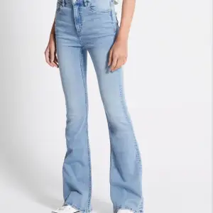 säljer dessa bootcut jeans (snake flare) från  Lager 157 i den långa modellen. jag är ca 175cm. I strl L men passar även M. De bilderna man ser är samma modell fast den lite mörkare färgen. säljer även samma modell i mörkblå (L) och svarta (M)