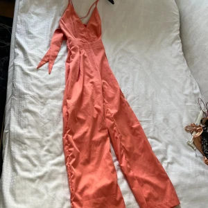 Byxdress - Byxdress i orange’ jätte fin på! Framhäver figuren:)