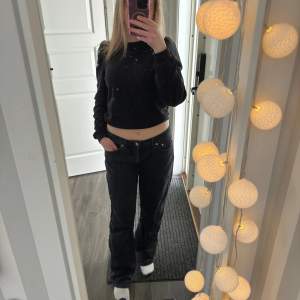 Straight low waist jeans. Använda men bra skick. Köpt för 450 säljer för 200🩷 