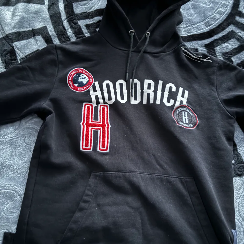 En hoodrich hoodie är i bra skick använd i ca 2 månader. Köpte den från JD sport i Stockholm. Säljer den för att den har blivit för liten för mig. Pris kan diskuteras. . Tröjor & Koftor.