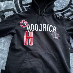 En hoodrich hoodie är i bra skick använd i ca 2 månader. Köpte den från JD sport i Stockholm. Säljer den för att den har blivit för liten för mig. Pris kan diskuteras. 