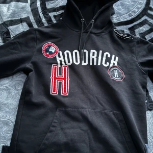 Hoodrich hoodie - En hoodrich hoodie är i bra skick använd i ca 2 månader. Köpte den från JD sport i Stockholm. Säljer den för att den har blivit för liten för mig. Pris kan diskuteras. 