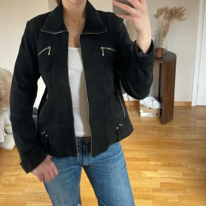 Mocka jacka med nitar - Perfekt vårjacka från AKC💕