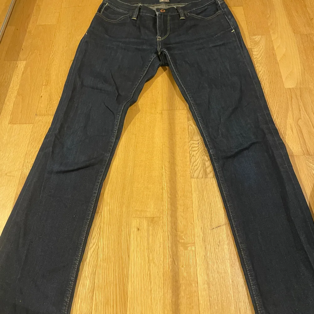 Jätte fina lågmidjad mörk blå jeans har andvänt bara ett fåtal gånger men inga defekter.. Jeans & Byxor.