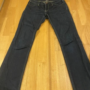 Mörkblå jeans  - Jätte fina lågmidjad mörk blå jeans har andvänt bara ett fåtal gånger men inga defekter.