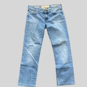Säljer dessa jacobcohen jeans perfekt inför våren. Italienskt lyx märke handsydda i Italien 🇮🇹 vid frågor och funderingar skriv gärna!  