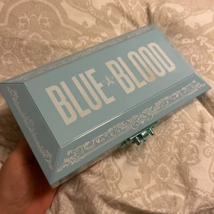 Jeffree Star Palett - Några skuggor är använda 1-2 gånger max. Stora skuggor.  *Vill tillägga att jag är utbildad hår- & makeupstylist så borstar har varit rena vid användning och inga fingrar har använts i paletten!*