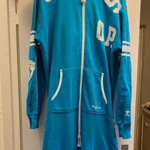 Onepiece Jump in 69 - Säljer nu min underbara onepiece som är sparsamt använd. Turkos. Storlek M 🩵 Köparen står för frakten 