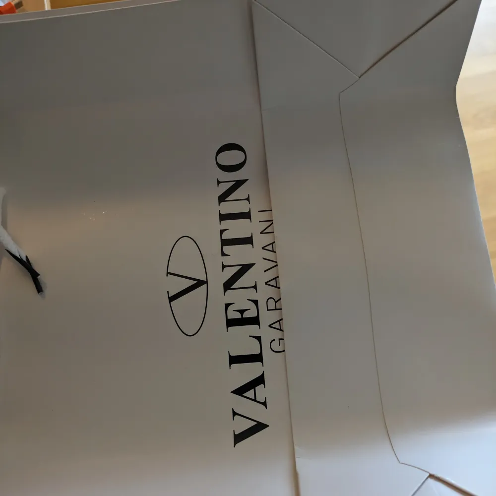 Säljer mina riktigt snygga Valentinos perfekta till sommaren skriv vid frågor kan gå ner vid snabb affär . Skor.