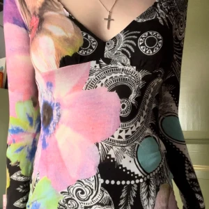  vintage Roberto Cavalli tröja🎀 - Tröjan är använd men i väldigt fint skick. Den är även väldigt svår att få tag på.  Skriv för fler bilder😁 Pris kan diskuteras!