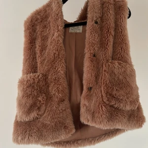 Pälsväst - Blivit för liten💗 nyskick!