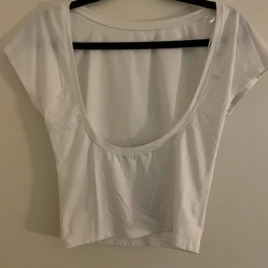 Vit topp öppen rygg  - Super fin vit topp med öppen rygg.  Bara använd några gånger