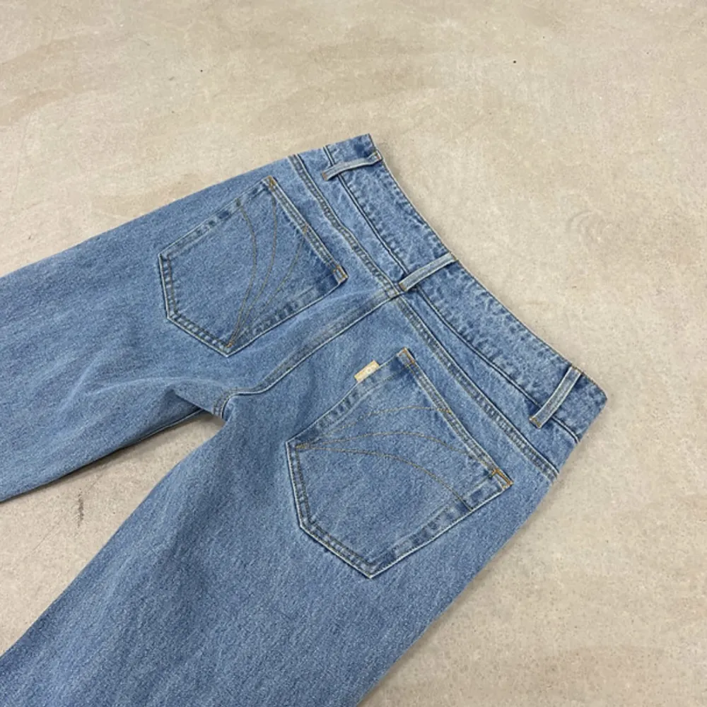 säljer dessa superfina jeans från alobha label i storlek S regular. Sparsamt använda så de är som nya! Hör av er privat för egna bilder💕. Jeans & Byxor.