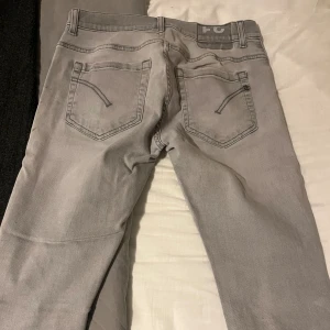 Ljusgrå dondup jeans (Stl 31) - Säljer ett par riktigt goa grå dondup jeans som jag växt ur. Litet jack/hål på framsidan därav bra pris.