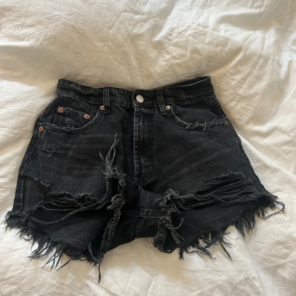 Super snygga svarta jeansshorts med slitningar från zara🙏🏼🖤inga defekter. Shorts.