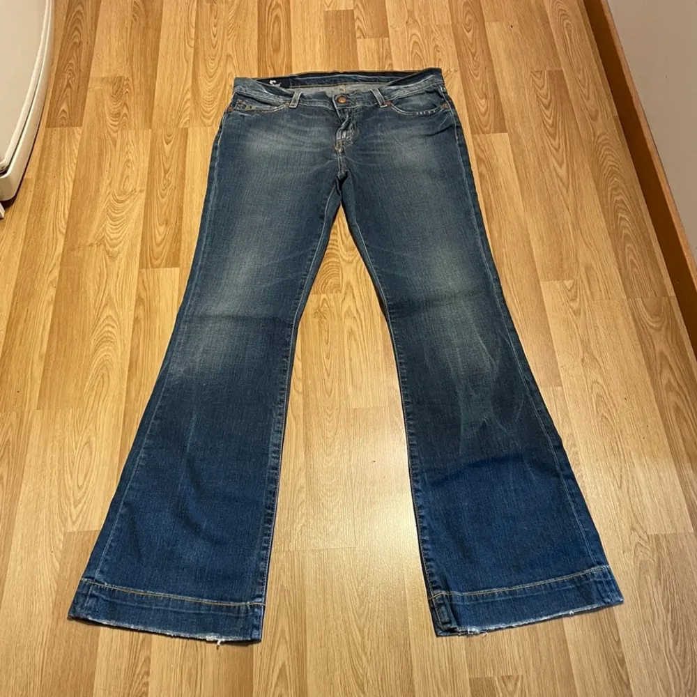 (3) lågmidjade bootcut jeans från blueblood, nya med stretch. Midjemått rakt över: 38cm, innerbenslängd: 80cm 🩵 . Jeans & Byxor.