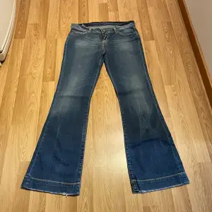 (3) lågmidjade bootcut jeans från blueblood, nya med stretch. Midjemått rakt över: 38cm, innerbenslängd: 80cm 🩵 