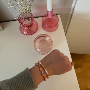 Handgjorda armband  - Carla & Alva Två eleganta armband som är handgjorda! 💞☀️