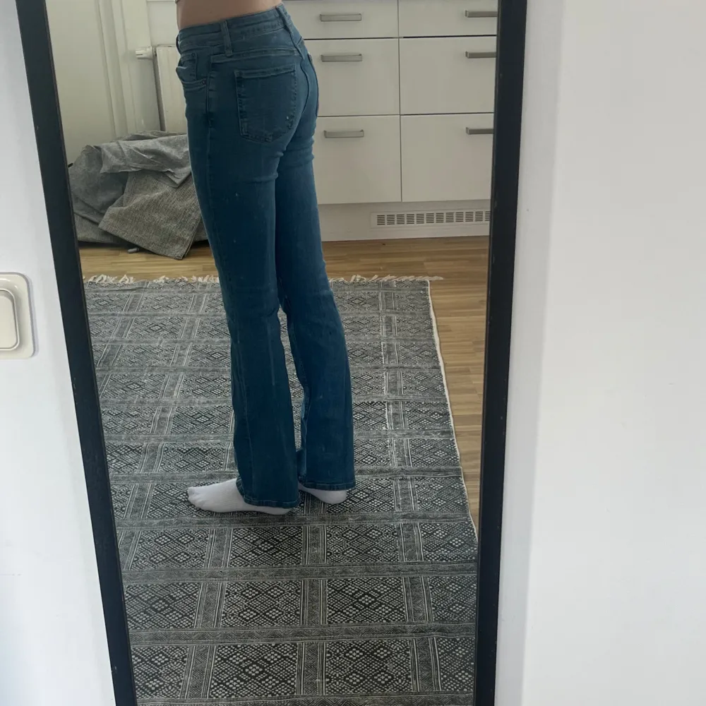Jätte fina jeans som är från zara som inte längre säljs, säljer då jag inte får någon användning för dom☺️ passar mig i längden som är 173. Jeans & Byxor.