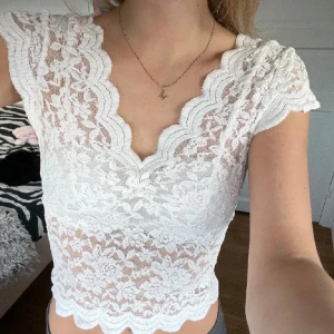 Spetstopp - Säljer denna trendiga superfina spetstopp! Aldrig använd🤍