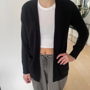 Svart kofta - Snygg enkel svart längre kofta, oversized💞😊