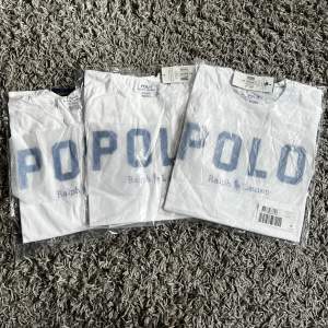3 stycken Ralph Lauren T-shirts i orginalförpackning.  250 kr styck, men 600 för alla!  Det är en storlek medium för ”pojkar” men ungefär small i kvinnostorlek.  PRIS KAN DISKUTERAS💗