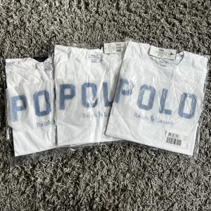 Ralph Lauren T-shirt - 3 stycken Ralph Lauren T-shirts i orginalförpackning.  250 kr styck, men 600 för alla!  Det är en storlek medium för ”pojkar” men ungefär small i kvinnostorlek.  PRIS KAN DISKUTERAS💗