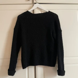 Stickad tröja - Stickad tröja från HOILYS  Fint skick  Storlek M