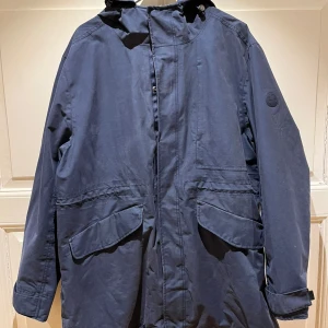 Timberland Jacka - Storlek XXL. Fin jacka från Timberland med sjukt bra kvalitet. Tyvärr lite solblekt och därav priset. Nypris 2500-3000kr. Vårt pris 275kr + frakt.  Känner ni för att köpa flera produkter samtidigt kan vi komma överens om paketpriser och frakt🤝