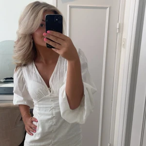 Studentklänning - Vit klänning från veromoda, använd en gång!💖 Strl 36 o perfekt för student, även lite insydd hos skräddare i midjan🌸 skriv för fler bilder och priset kan diskuteras!! 