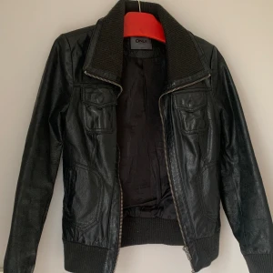 Vintage skinnjacka  - Supersnygg vintage jacka som passar perfekt nu till våren!🤩