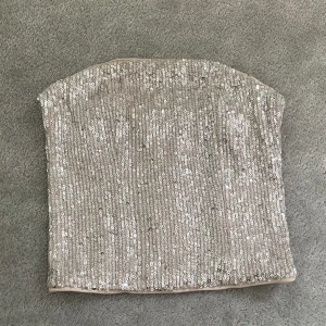 Bandeau Topp  - Glittrg armlös bandeau topp Storlek xxs  Passar xs Hm Divided  Använd en gång (under nyår) Perfekt för fester
